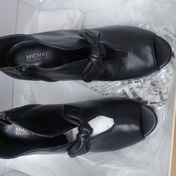 Iam sellin a pair of leather Micheal Kors booties with the little bow , a must - Picture 7 of 7